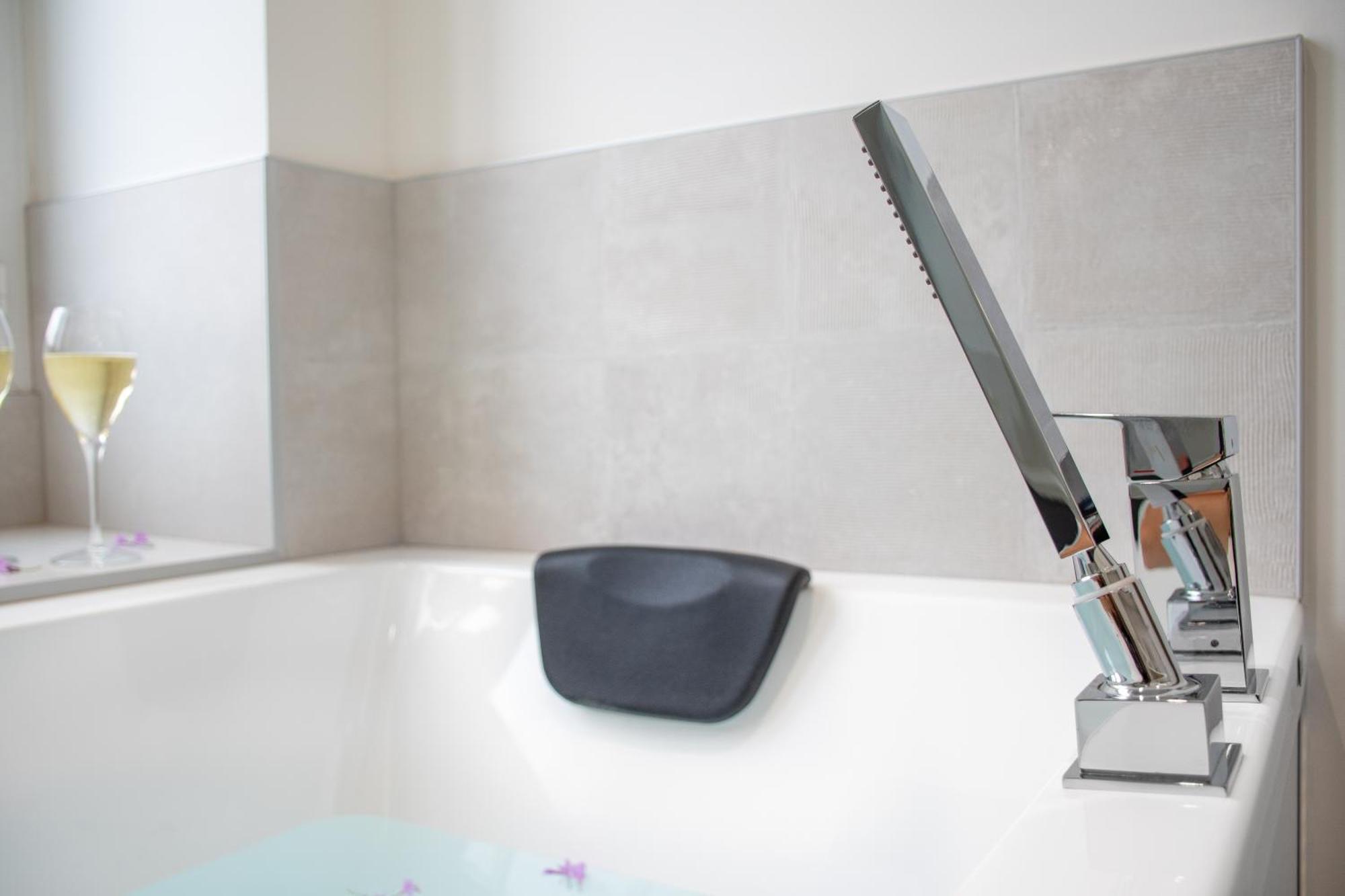 L'Appartement Des Ducs Avec Baignoire Double Nantes Bagian luar foto